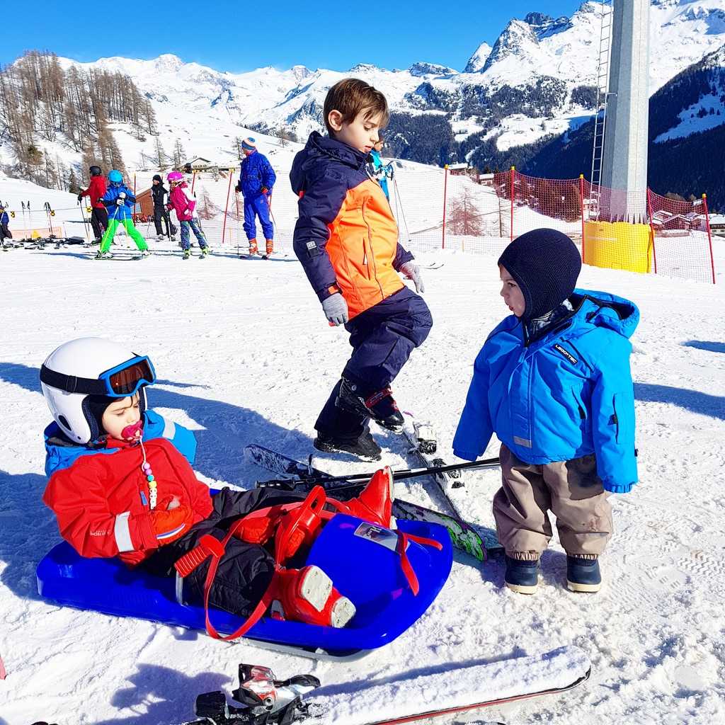 Bambini giocano allo snow park di Antagnod