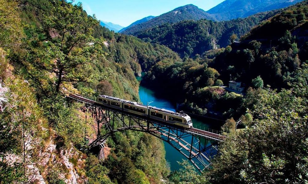 Treno del foliage con i bambini: un’avventura tra i boschi di Centovalli e Val Vigezzo