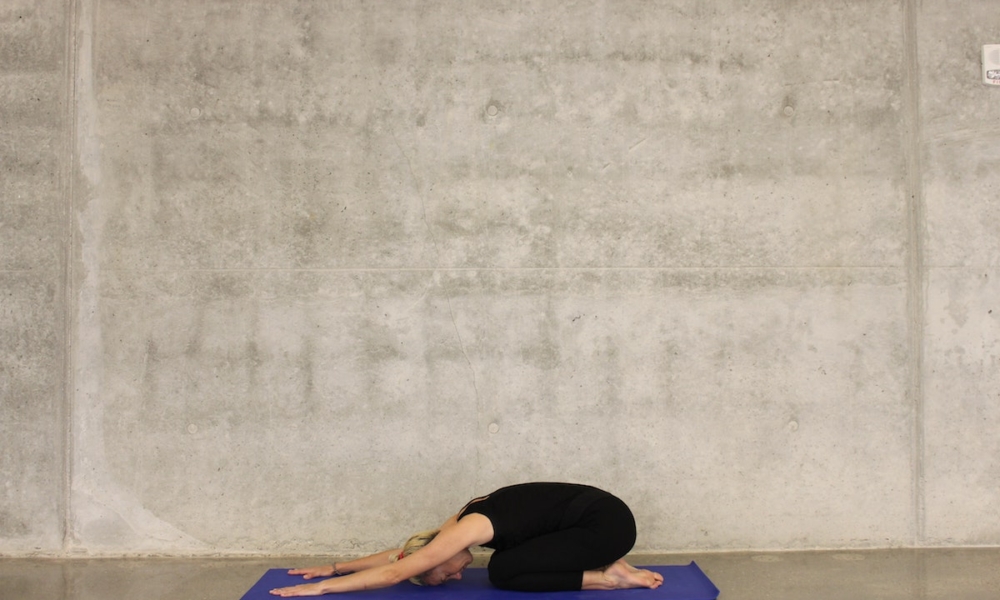 MAMMA HAI MAL DI SCHIENA? SCOPRI COME MIGLIORARE CON ESERCIZI DI YOGA E MEDITAZIONE