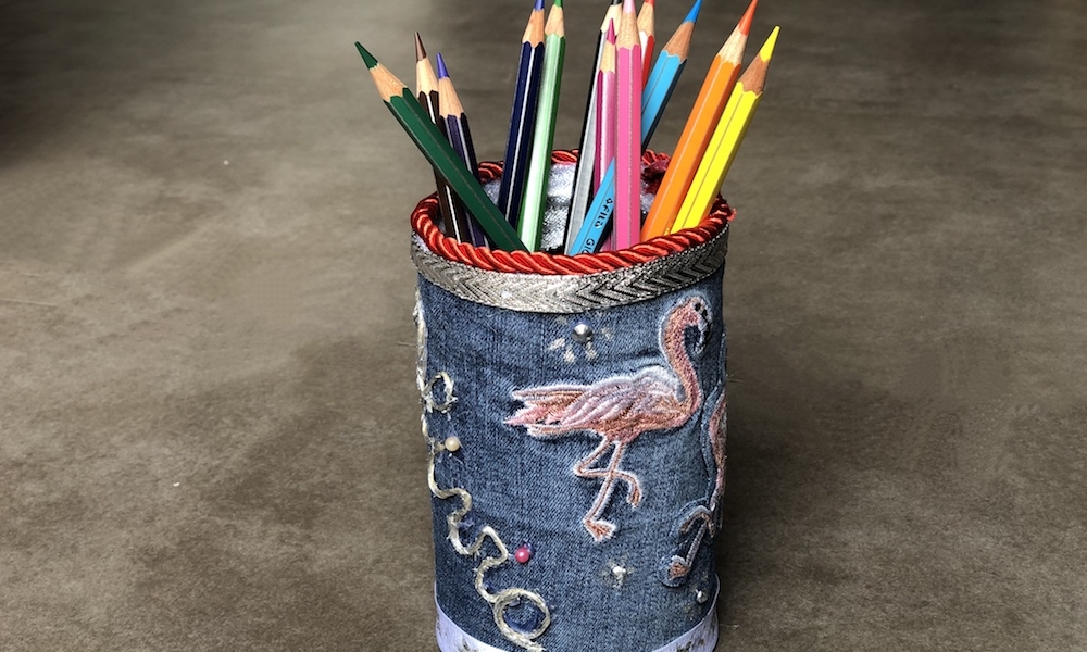 REALIZZARE UN VASETTO PORTAMATITE CON UN BARATTOLO DI LATTA ED UN VECCHIO PAIO DI JEANS