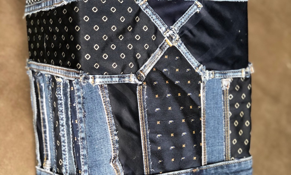 Riciclo creativo abiti: realizza un cestino per la carta con avanti di tessuto, cravatte e jeans