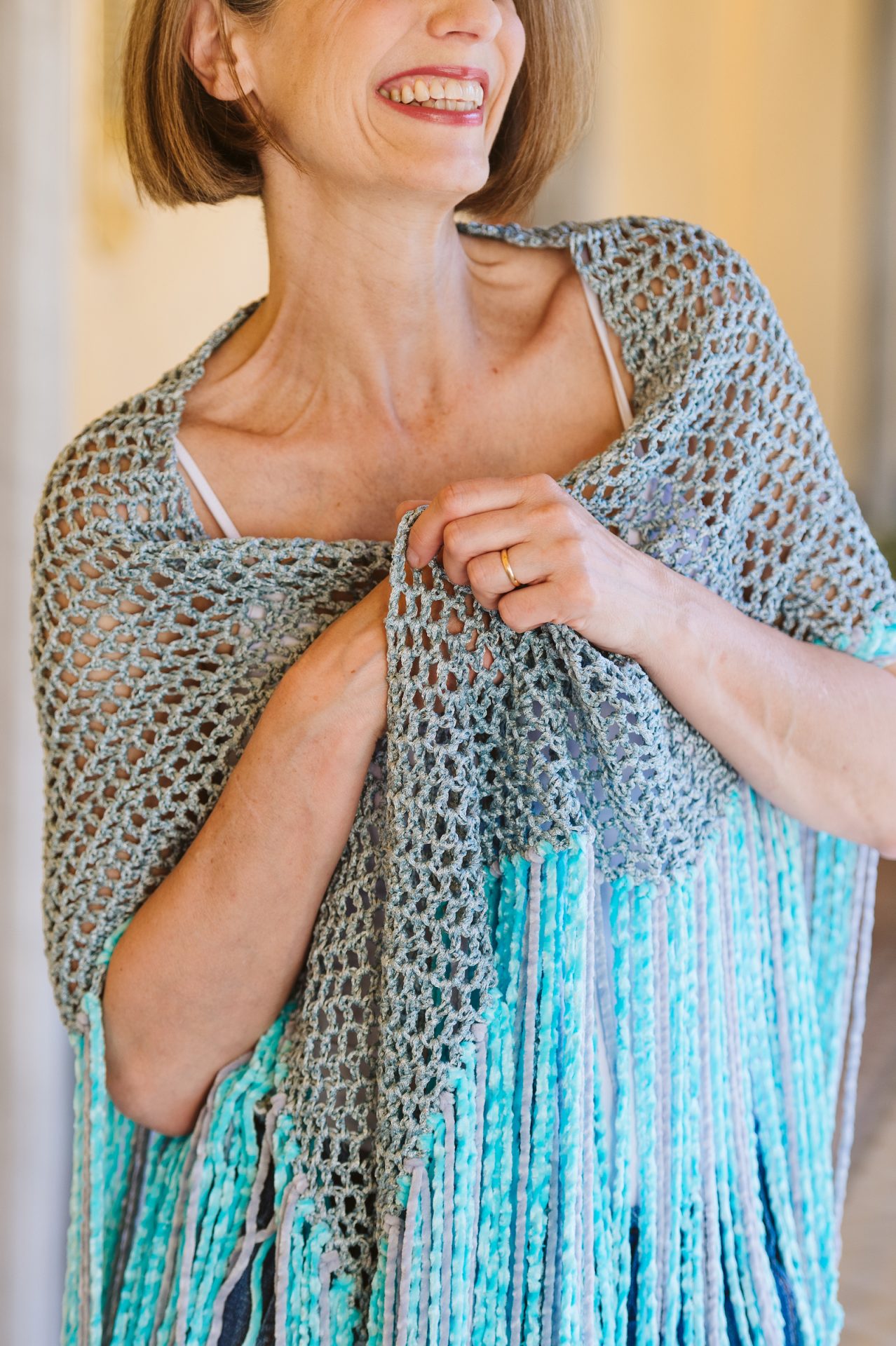 scialle fatto a mano con frange colori azzurro 