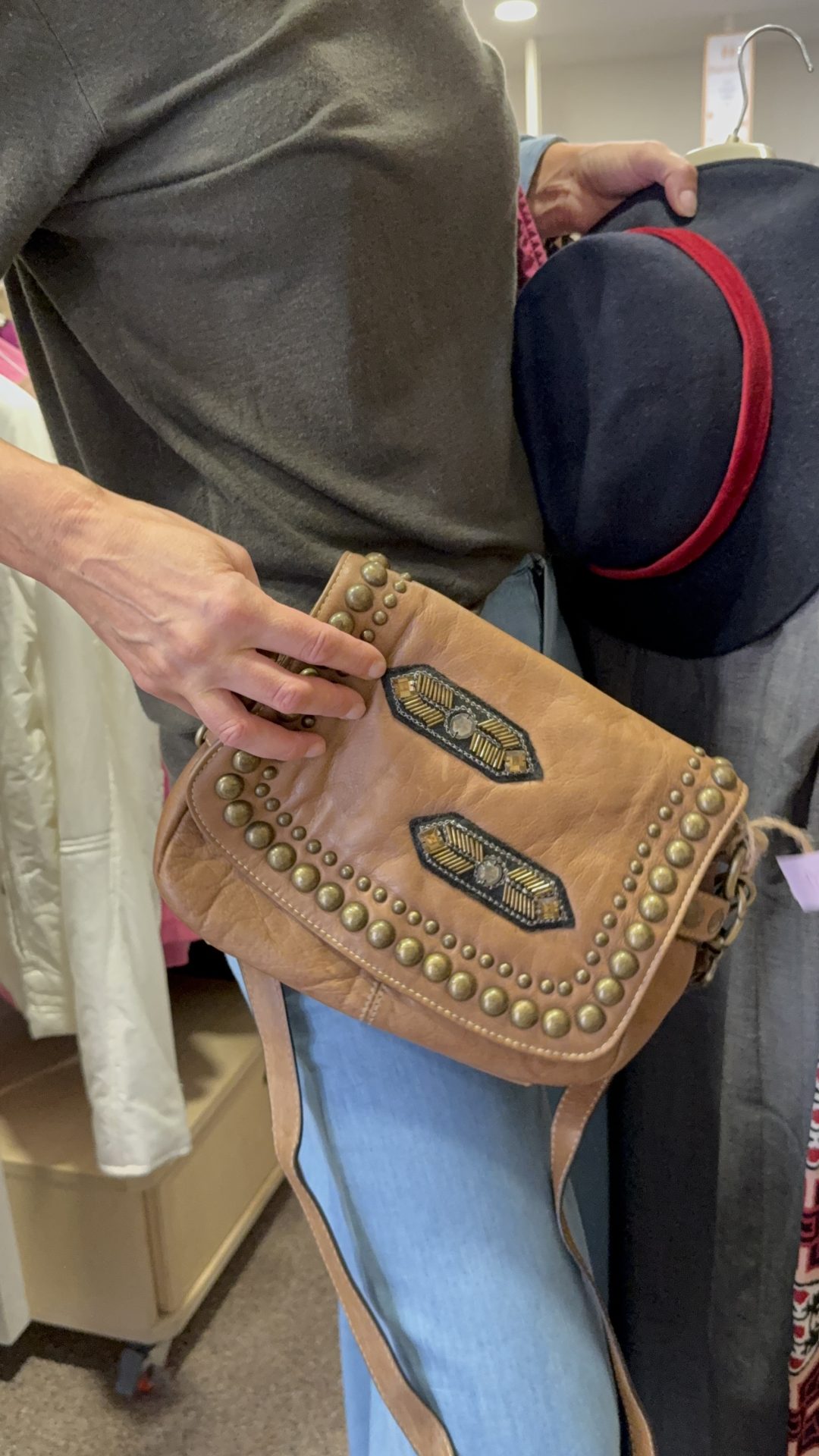 Capi vintage e second hand al mercatino solidale Progetto Abito Torino