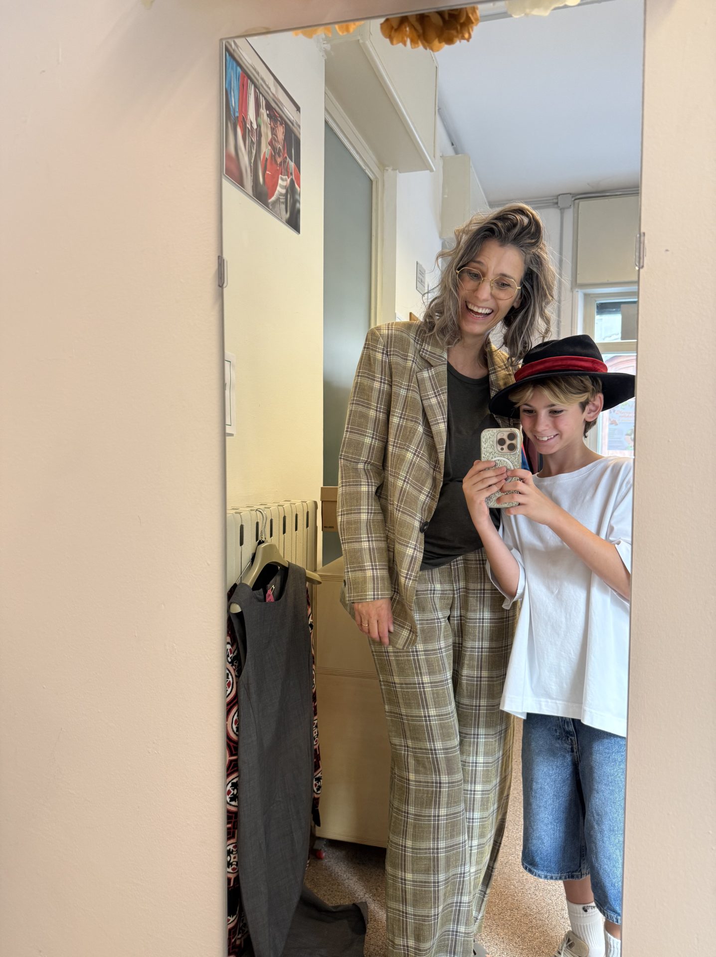 Marie Biondini modella over 50 e stylist con suo figlio Filippo al Mercatino Solidale Progetto Abito Torino