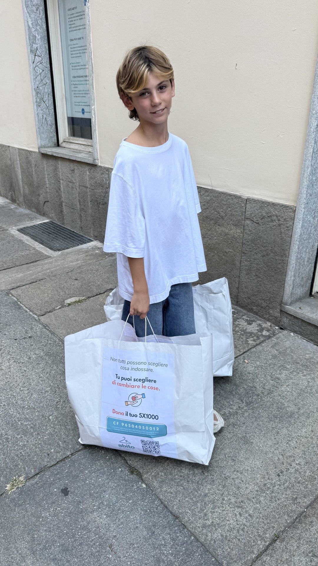 Marie Biondini e Filippo shopping al Mercatino Solidale di Progetto Abito a Torino tra capi vintage e second hand