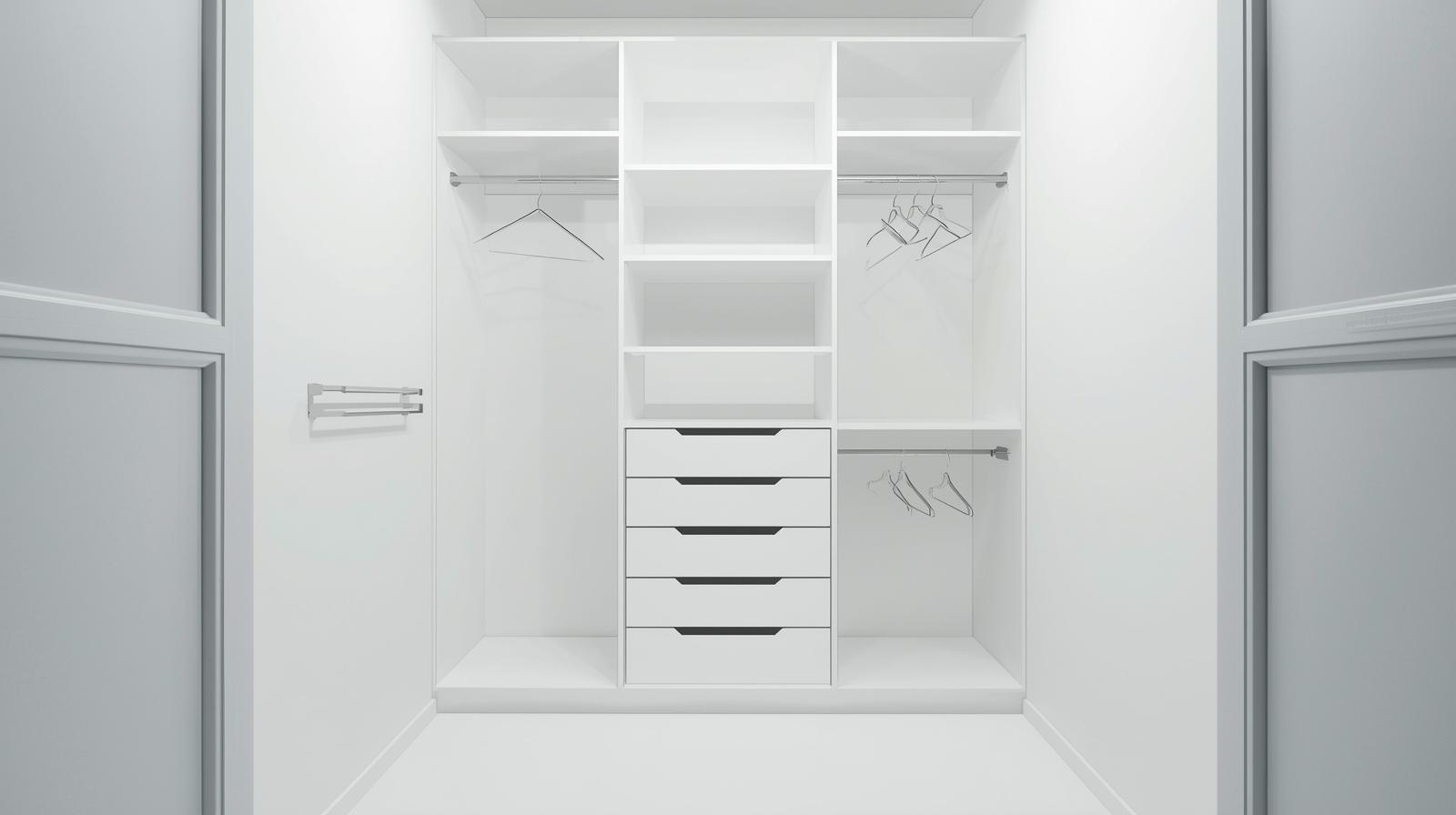 armadio vuoto pronto per cambio stagione