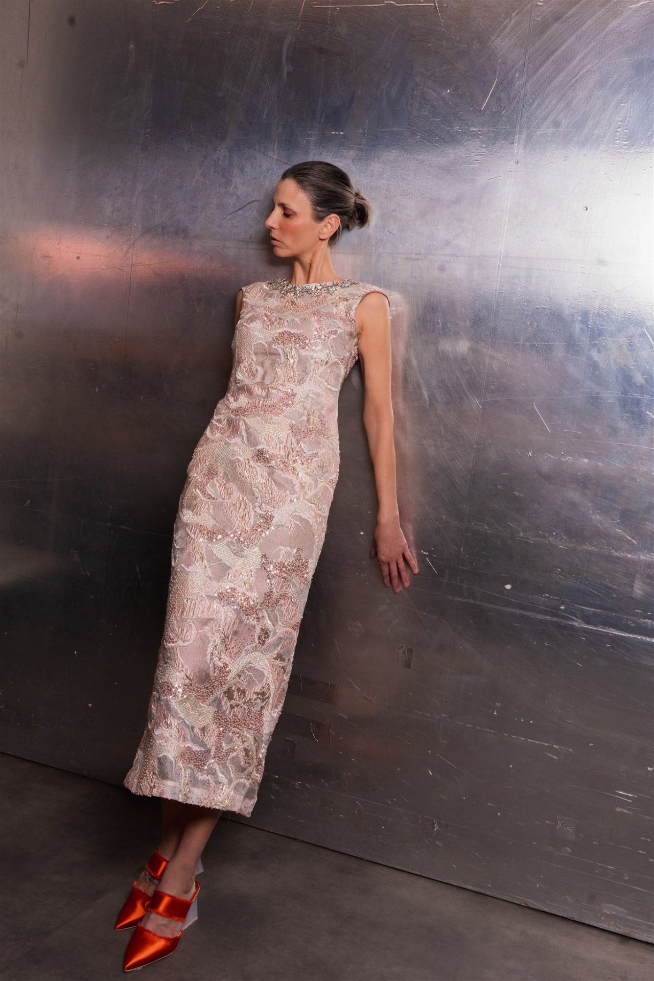 Marie Biondini modella over 50 shooting Ombradifoglia Bridal abito a tubino damascato fiori bianco