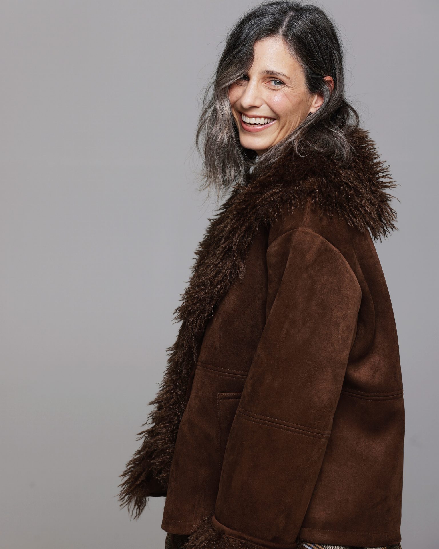 Marie Biondini capelli grigi curati e make-up soft modella over 50