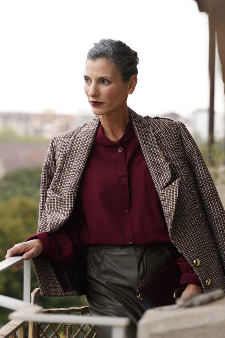 primo piano donna matura Marie Biondini modella over 50 in outfit color borgogna e verde oliva autunno inverno blog easymomswissmade