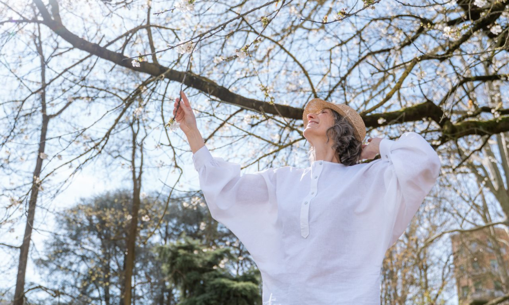 Iris, la camicia di lino bianca