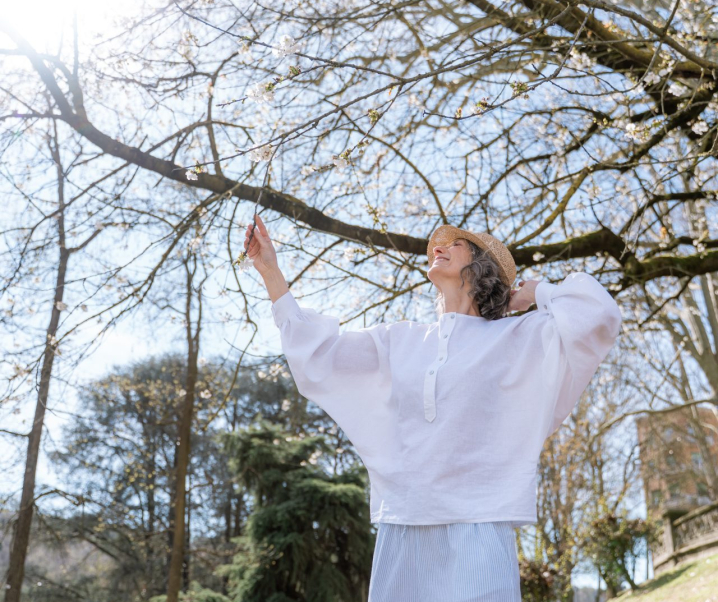 Iris, la camicia di lino bianca