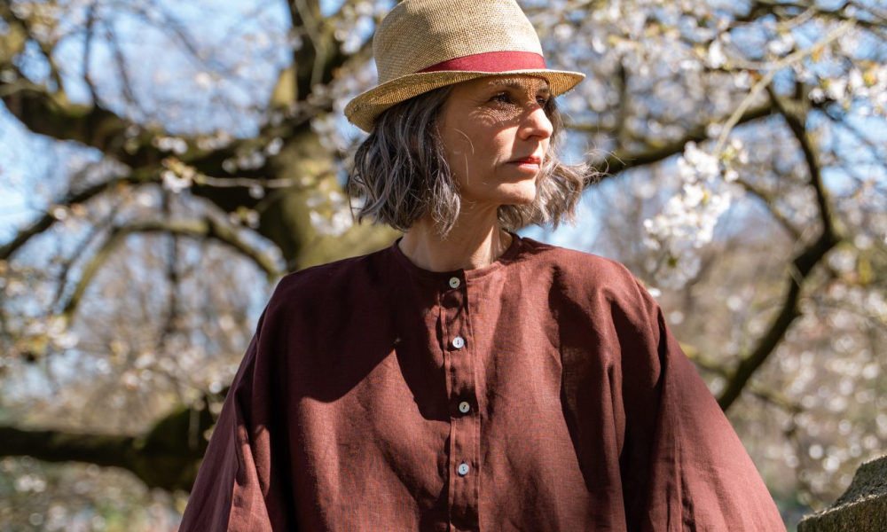 Iris, la camicia di lino color cioccolato