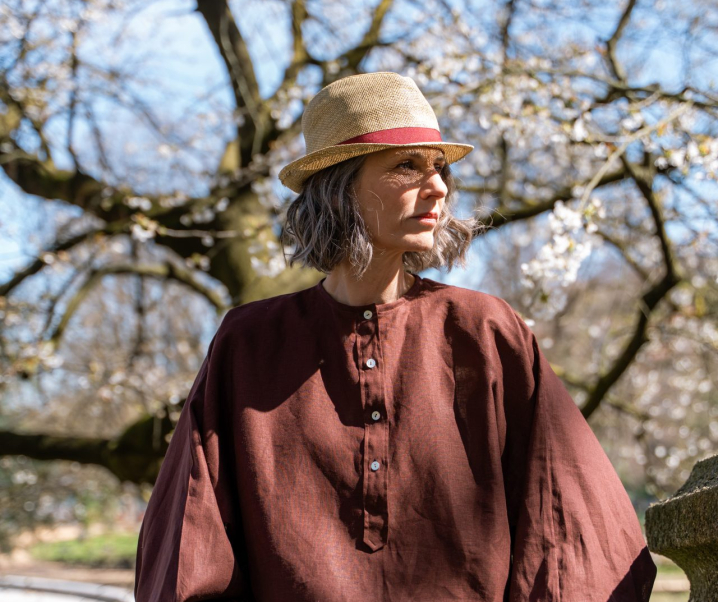 Iris, la camicia di lino color cioccolato