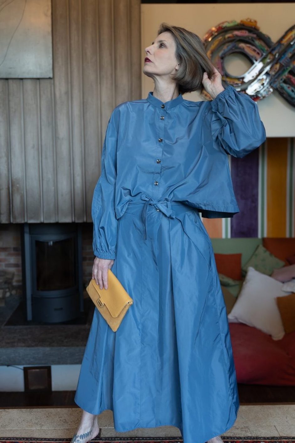 modella Marie Biondini indossa Outfit monocromatico azzurro 