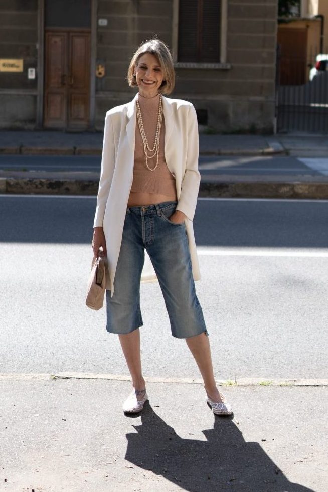 outfit da donna chic con panta capri denim e blazer bianco