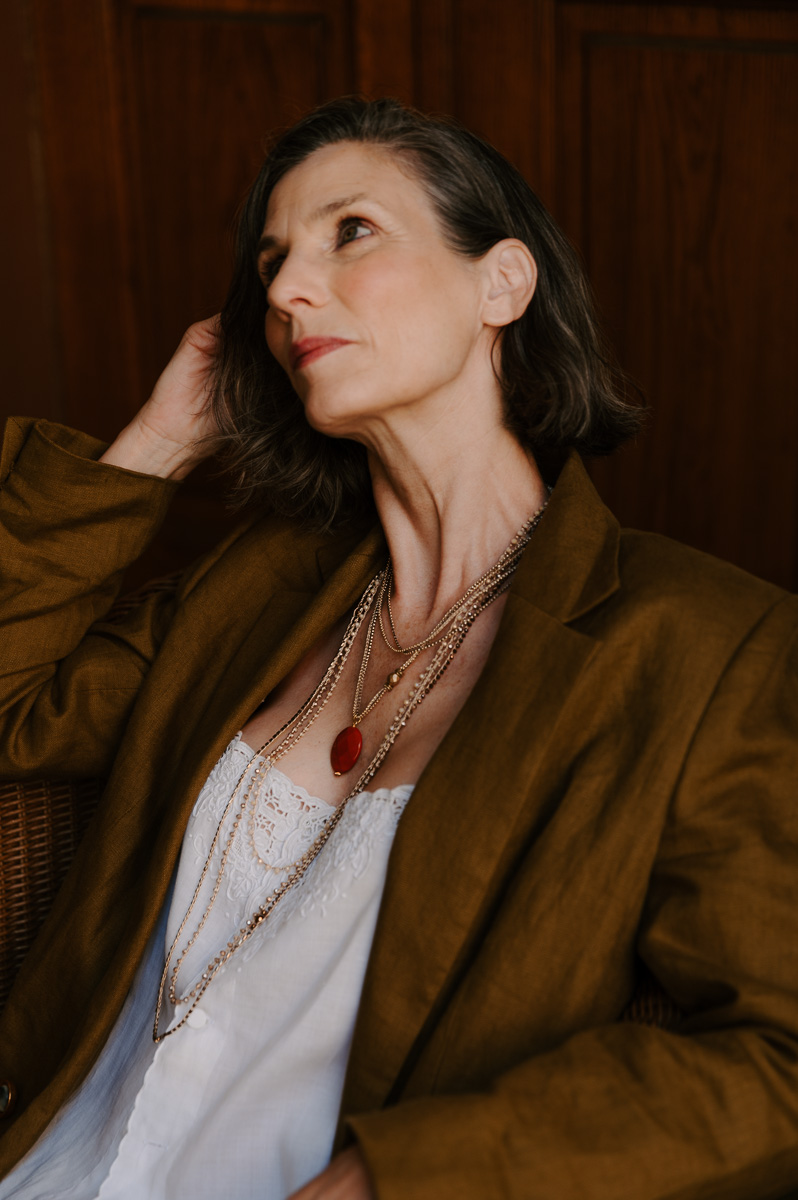 Look casual con top in lino, jeans e bijoux fatti a mano Dadadani.