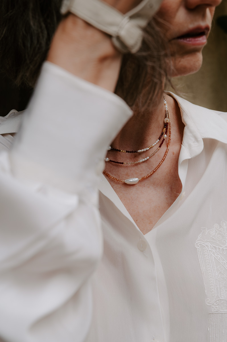 Dettaglio della collana Dadadani realizzata a mano con perle di fiume e cristalli.