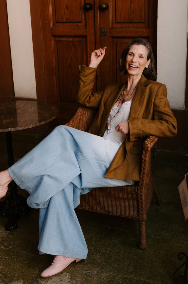 Marie Biondini indossa bijoux fatti a mano Dadadani con layering di collane durante un servizio fotografico.