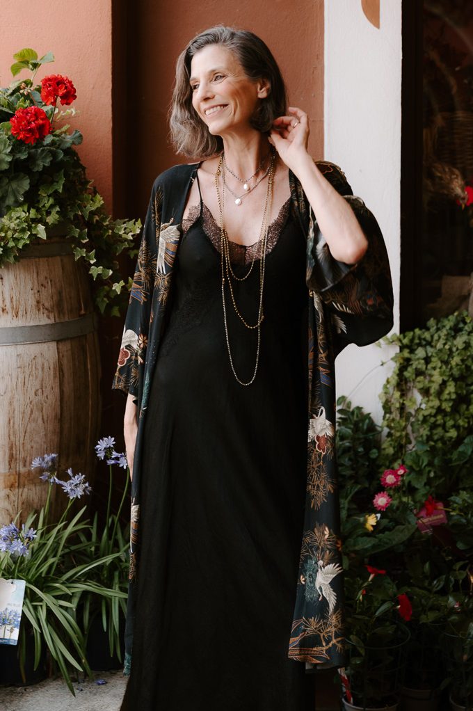 Look elegante con slipdress, kimono e bijoux fatti a mano Dadadani.