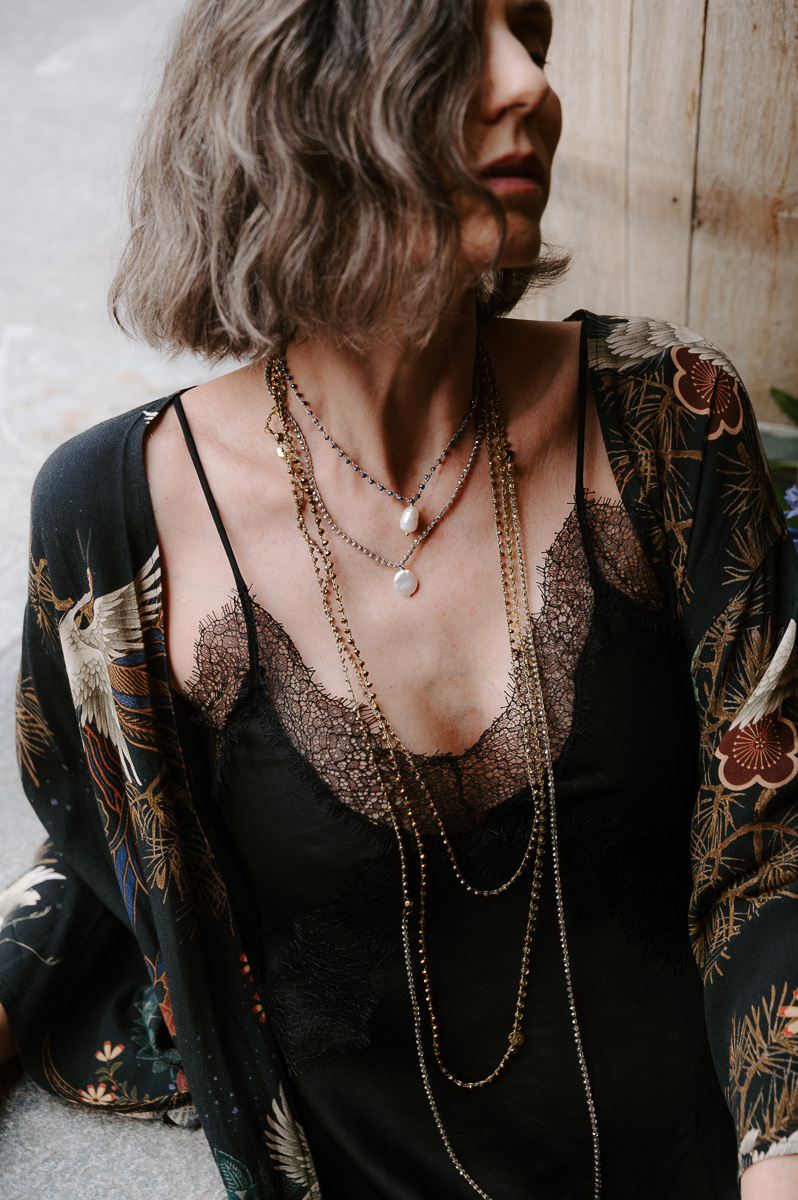Look sofisticato con camicia di seta vintage e layering di bijoux Dadadani.