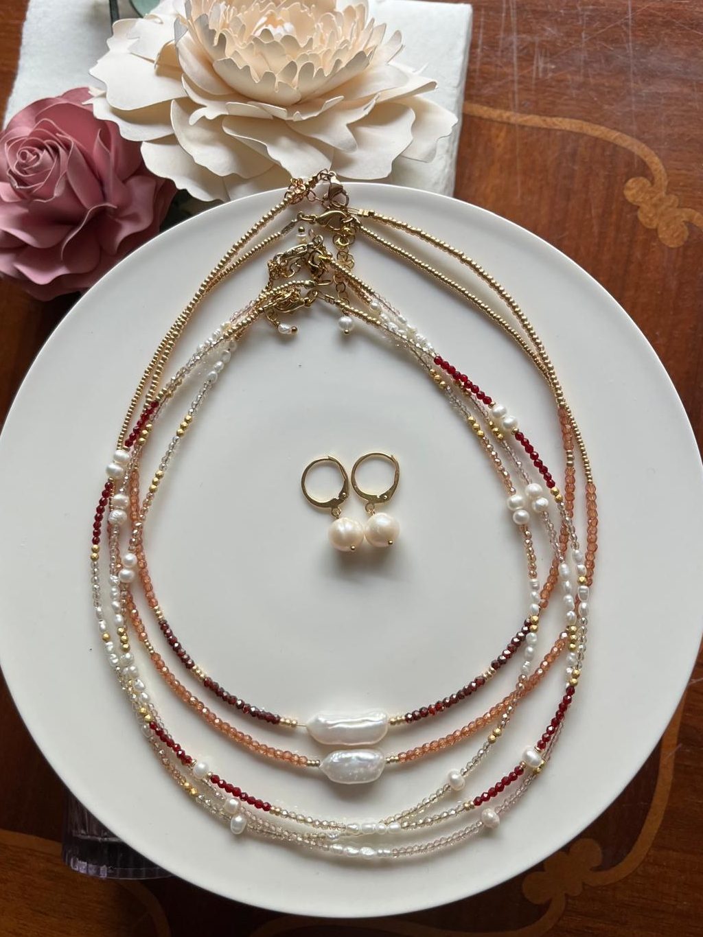 Collana fatta a mano Dadadani con cristalli colorati e perle di fiume.