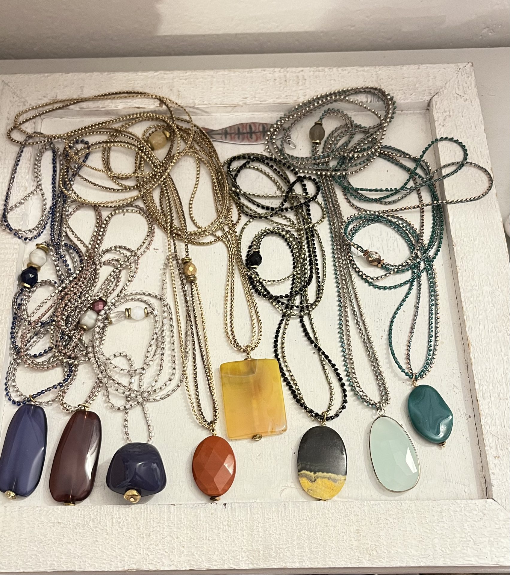 Collana Miyuki Dadadani lavorata all'uncinetto con perline di vetro e pietre dure.