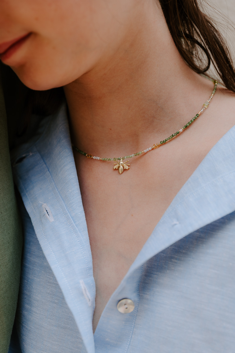 Collana Dadadani con charm a forma di libellula, pietre dure e dettagli artigianali.