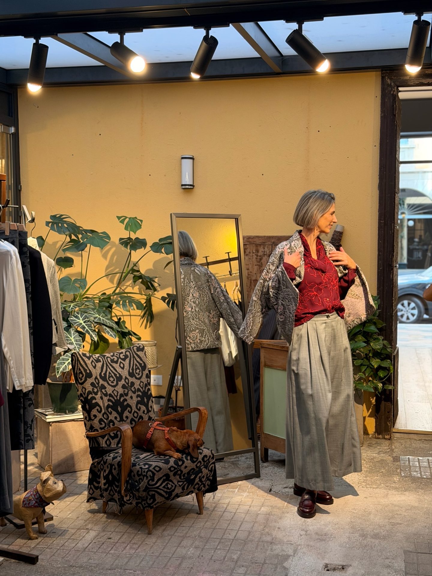 Marie Biondini nello store Blue Deep tra arredi vintage e collezioni donna