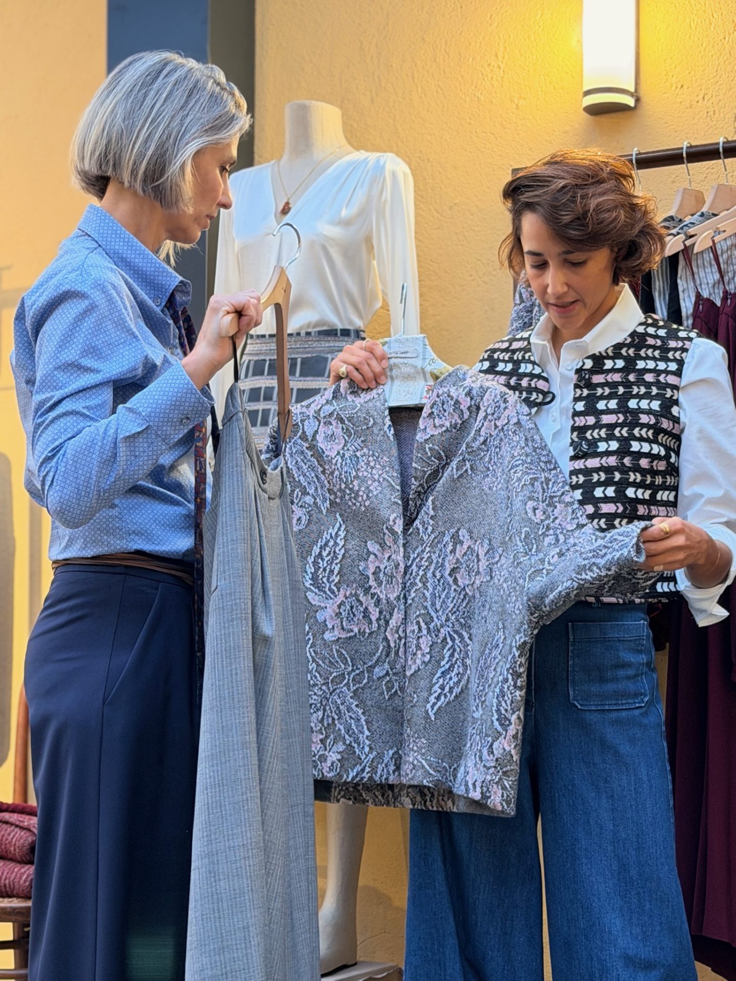 Marie Biondini conversa con la designer di Blue Deep all’interno del negozio