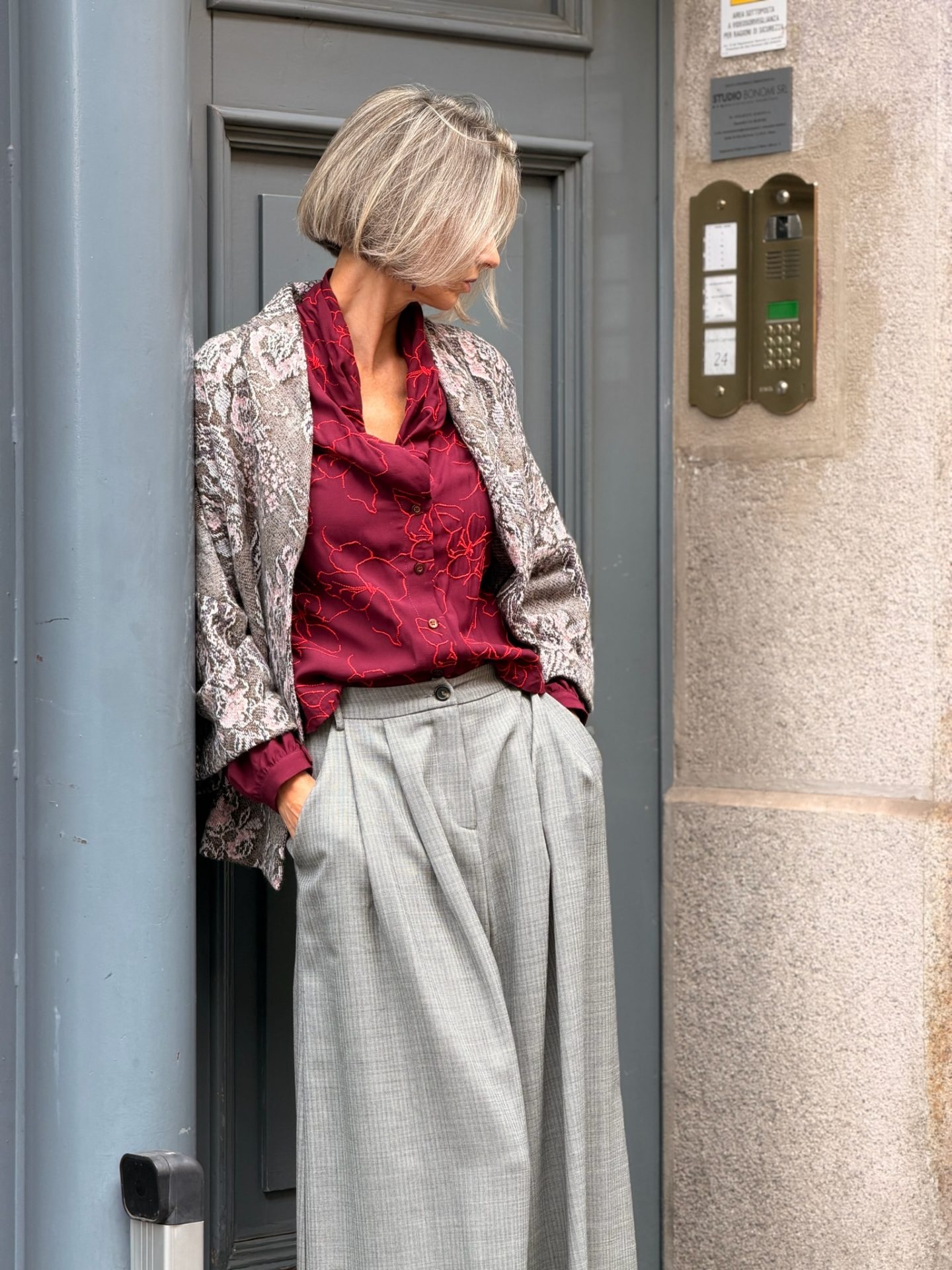 Marie Biondini indossa un total look Blue Deep Made in Italy
