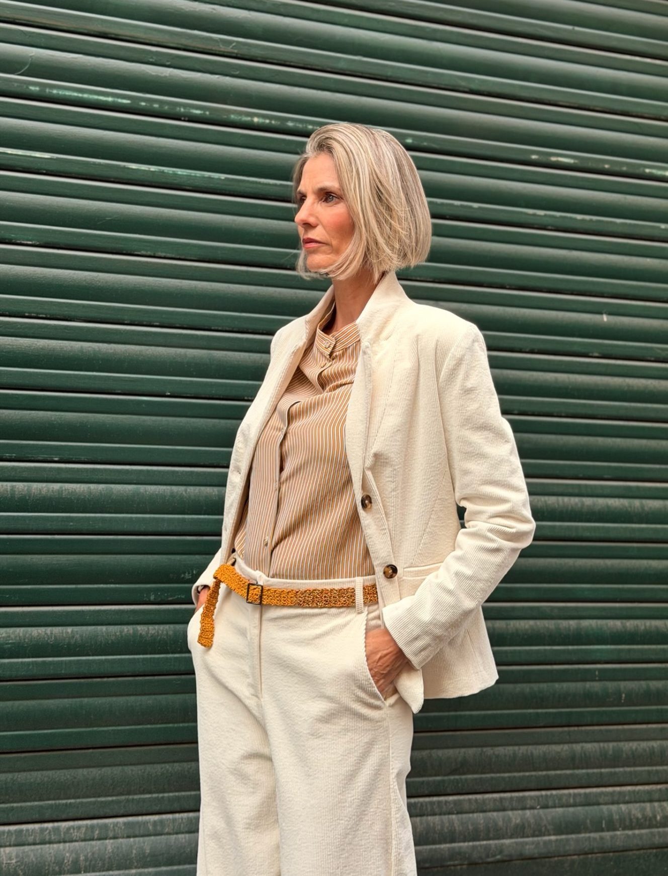 Marie Biondini interpreta lo stile femminile e rilassato di Blue Deep