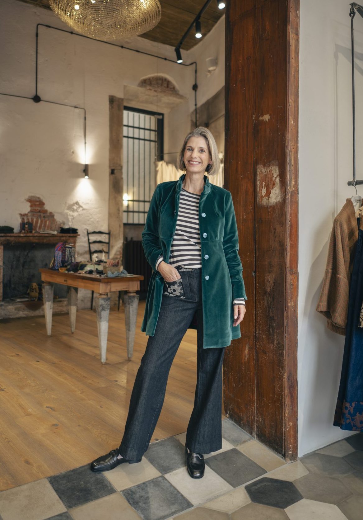 Total look artigianale Blue Deep indossato da Marie Biondini modella over 50 all’interno dello store